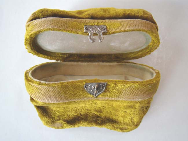A fine pair of Presentation Opera Glasses dated 1886 with its' original velvet purse case — image 4